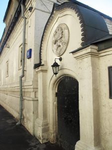 The Russian Boyars -entrance-to-chambers-romanov-boyars-varvarka-st-Moscow_Dreamtimes.com_.jpg